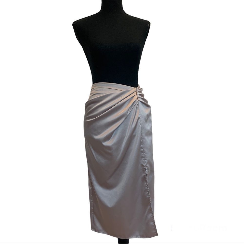 𝅺ro & DE beige satin effect ruched skirt Sz L NWT